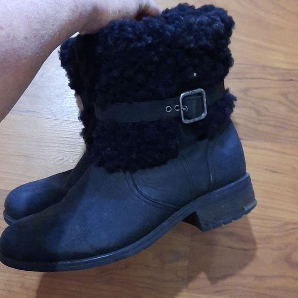 black uggs with fur on outside